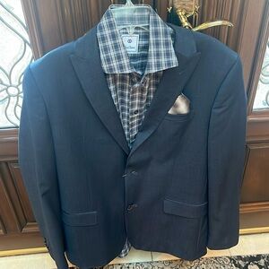 Light Weight Navy Blazer. Includes New Pierre Cardin Tiie and Pocket Square Gift